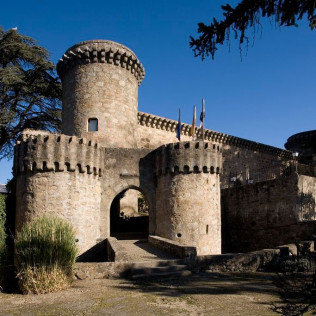 Escapada con Desayuno y Comida o Cena para dos personas en Parador de Jarandilla de la Vera (Cáceres)