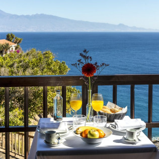 Escapada con Desayuno y Comida o Cena para dos personas en Parador de La Gomera (Santa Cruz de Tenerife)