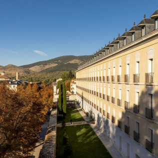 Escapada con Desayuno y Comida o Cena para dos personas en Parador de La Granja (Segovia)
