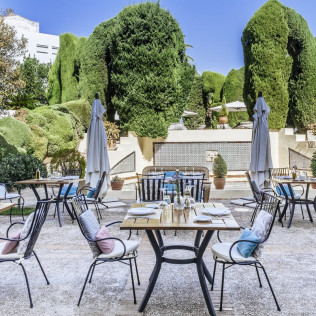 Escapada con Desayuno y Comida o Cena para dos personas en Parador de Mérida (Badajoz)