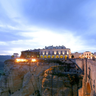 Escapada con Desayuno y Comida o Cena para dos personas en Parador de Ronda (Málaga) 