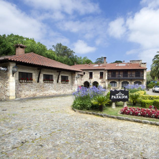 Escapada con Desayuno y Comida o Cena para dos personas en Parador de Santillana del Mar (Cantabria)