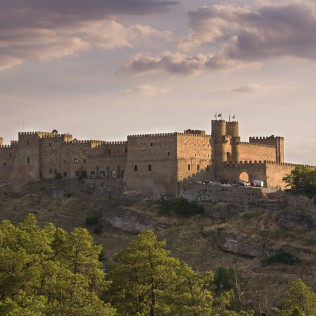Escapada con Desayuno y Comida o Cena para dos personas en Parador de Sigüenza (Guadalajara)
