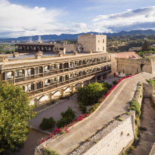 Escapada con Desayuno y Comida o Cena para dos personas en Parador de Tortosa (Tarragona)