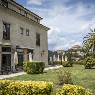 Escapada con Desayuno y Comida o Cena para dos personas en Parador de Tui (Pontevedra)