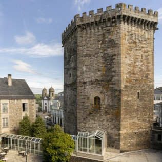 Escapada con Desayuno y Comida o Cena para dos personas en Parador de Vilalba (Lugo)