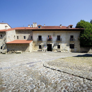 Mesa para dos: Comida o Cena para dos personas en Parador de Santillana Gil Blas (Cantabria)