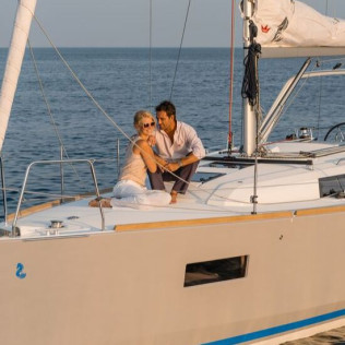Puesta de Sol Romántica en Velero Privado y Cena para dos (Barcelona)