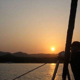 Puesta de Sol y Noche Romántica en Velero para dos (A Coruña)