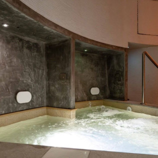 Circuito Spa, Masaje y Desayuno para dos en Hotel Macià Granada Five Senses 3* (Granada)