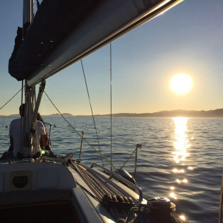 Escapada Romántica en Velero: Paseo, Cena y Alojamiento (Vigo, Pontevedra)