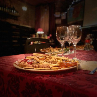 Cata Gourmet de 5 Vinos, 5 Pintxos y Regalo de una Botella de Vino Tinto para dos en La Bodega de los Reyes (Madrid)