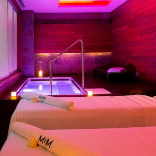 VIP Ritual en cabina privada: jacuzzi, botella de cava y fruta de temporada para dos en Hotel MiM Sitges 4* (Sitges, Barcelona)