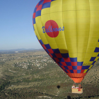 Vuelo en Globo Romántico con Almuerzo y Cava para Parejas (Madrid)
