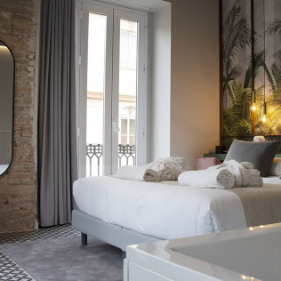 Escapada con Bañera de Hidromasaje y Comida en You&Co Hotel Quart Boutique (Valencia)